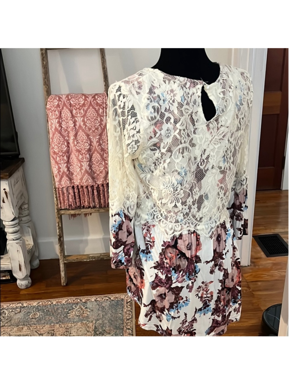 ⭐️Clearance | BKE Boutique Women's Floral Lace Blouse - Picture 8 of 9